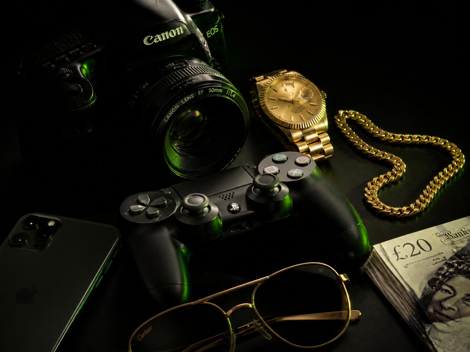 Watches, cameras, gold and cash we buy at Cash Spot Leeds